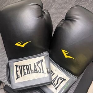 Everlast Black Training Gloves with Yellow Logo